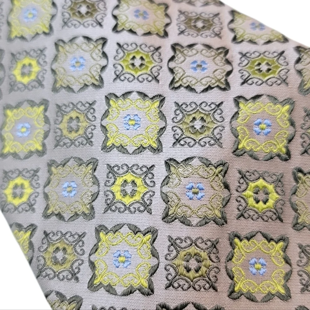 Geoffrey Beene 100% Silk Silver Blue Moss Lime Medallions Tie